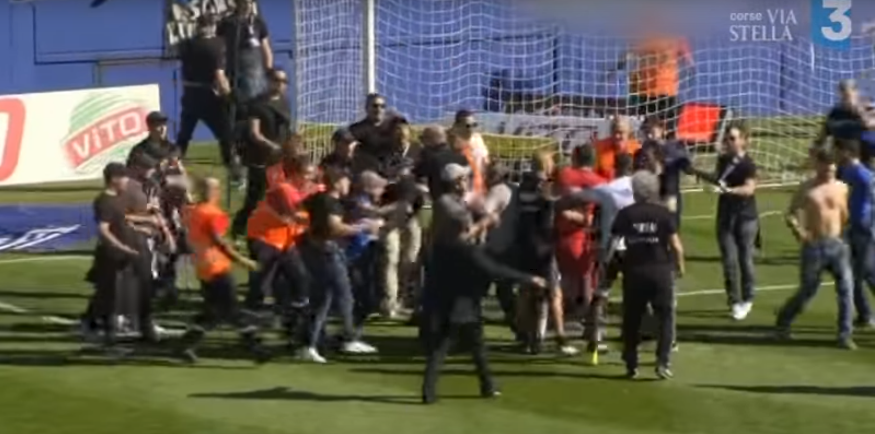 Source image : Screenshot de la vidéo "Ligue 1 – Le match Bastia-Lyon arrêté après des incidents" publiée par France 3 Corse ViaStella sur Youtube.