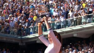 Source : Capture d'écran de la vidéo "Jelena Ostapenko v Simona Halep Highlights - Women's Final 2017 | Roland-Garros" publiée par "Roland Garros" sur Youtube
