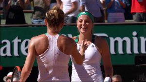 Source : Capture d'écran de la vidéo "Jelena Ostapenko v Simona Halep Highlights - Women's Final 2017 | Roland-Garros" publiée par "Roland Garros" sur Youtube