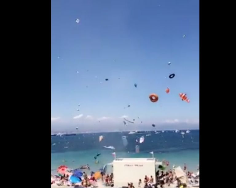 Une tornade de bouées et de parasols sur la plage d’Antibes