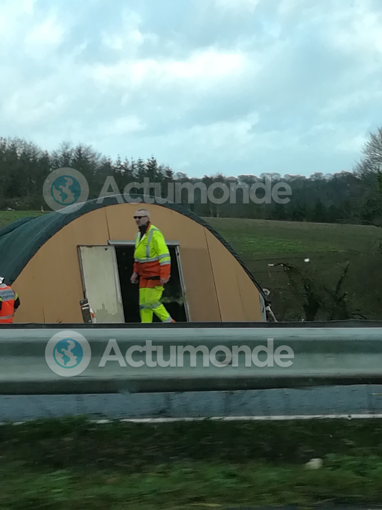 Tempête Carmen : Un poulailler traverse une voie rapide dans le Finistère