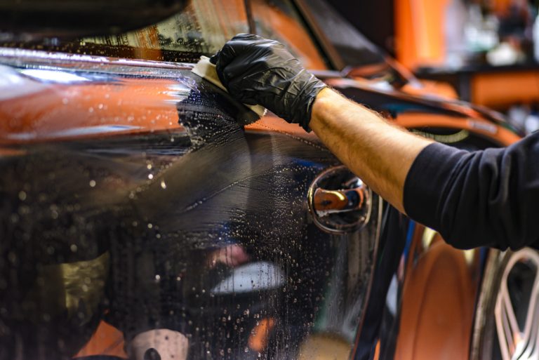 INSOLITE – Après avoir confié sa voiture au garagiste, elle se la fait voler !