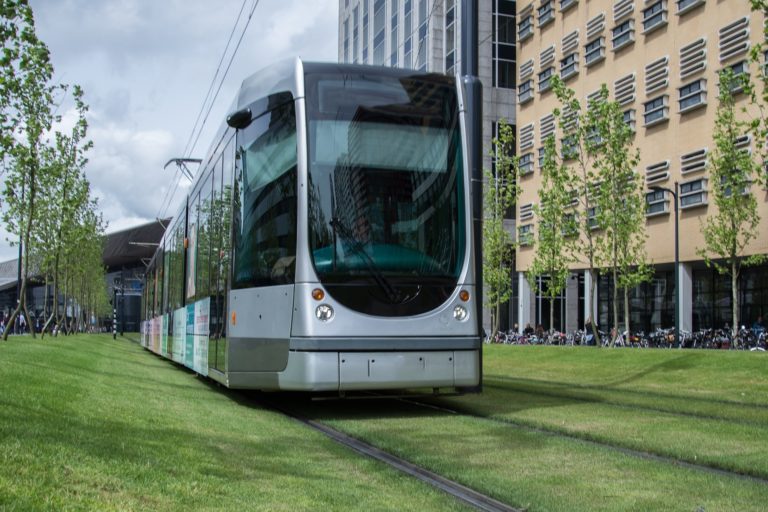 Un véhicule des pompiers percute un tramway!